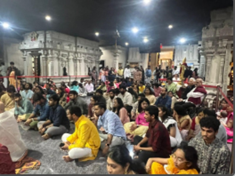 Swami Sukhabodhananda Ji with participants during a previous USA visit 2