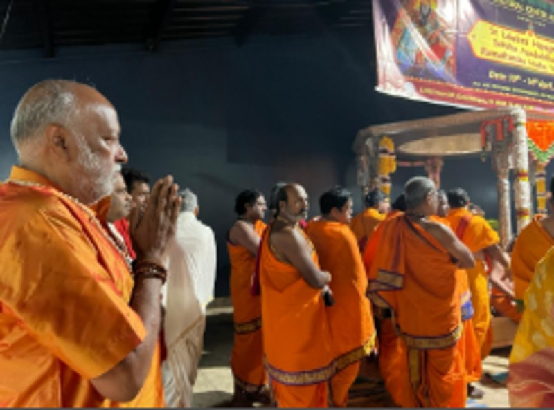 Swami Sukhabodhananda Ji with participants during a previous USA visit 4